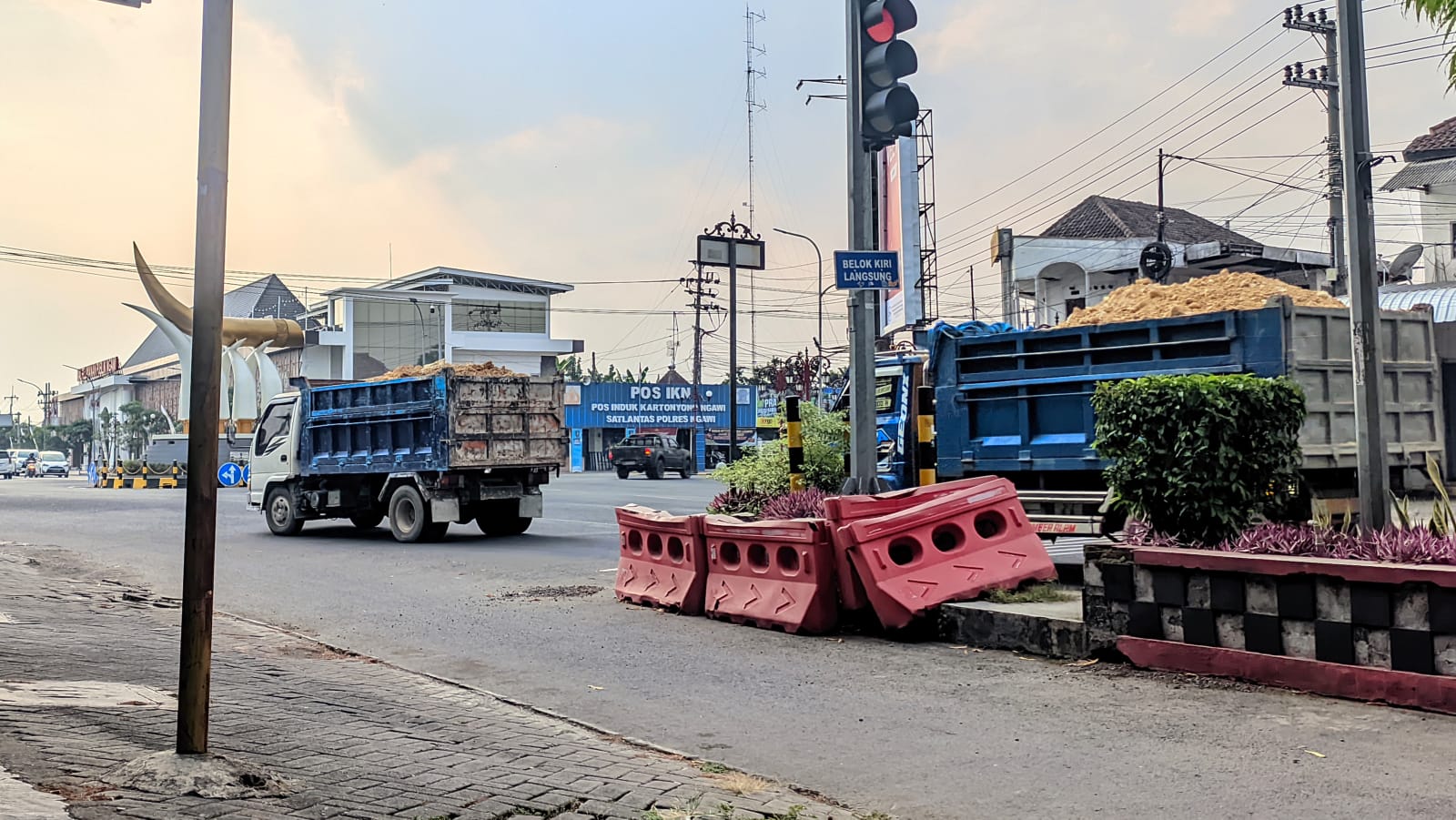 Terpal Masih Cuti, Truk Urug Kembali Sapa Kota Ngawi